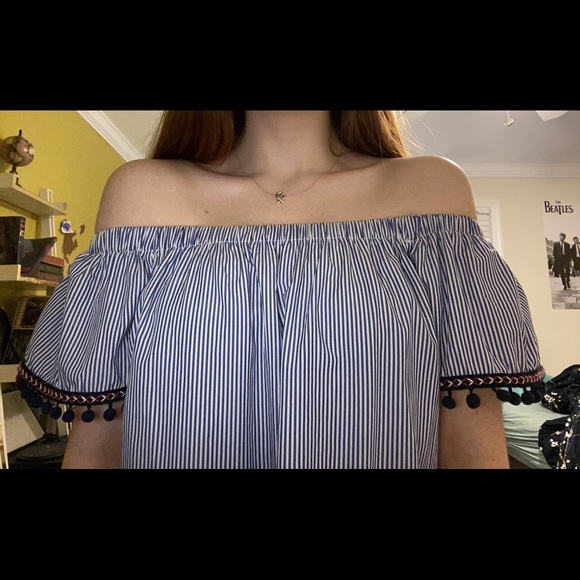 Cute off the shoulder top - Picture 1 of 3